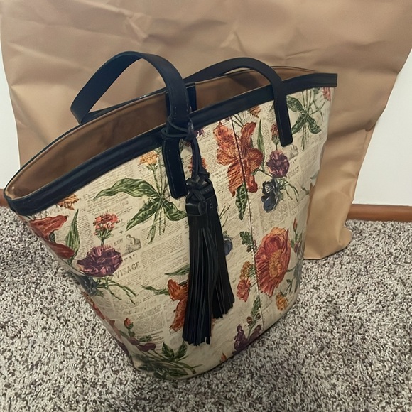 Patricia Nash leather tote in Parisian newsprint - Picture 5 of 8